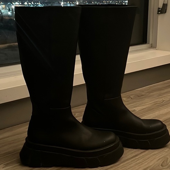 Pull&Bear Knee High Chunky Flat Boot - Picture 2 of 4